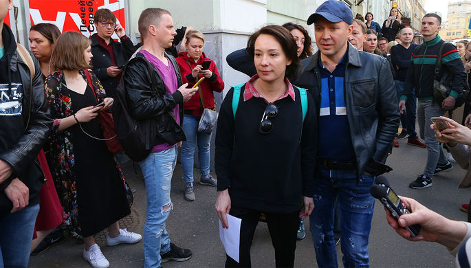 Чулпан Хаматова и Евгений Миронов у «Гоголь-центра» во время обысков, 23 мая 2017 года