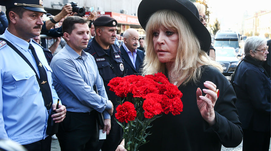 Певица Алла Пугачева у концертного зала имени П.И. Чайковского, где проходит церемония прощания с Иосифом Кобзоном, 2 сентября 2018 года