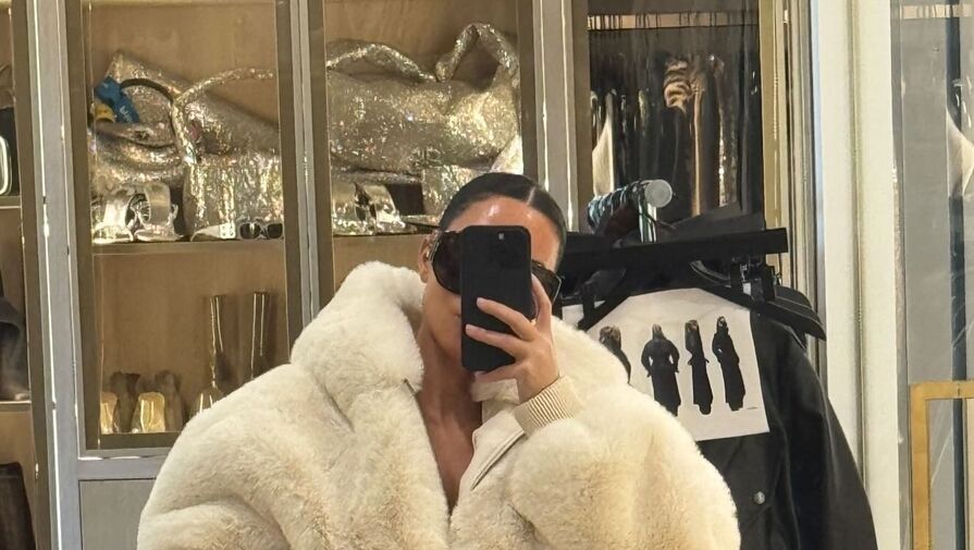 Бизнесвумен Ким Кардашьян показала образ с шубой и мюлями