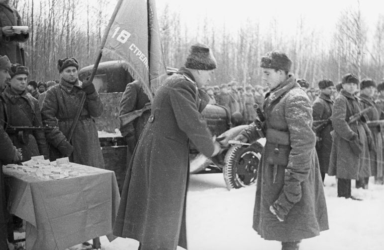 Генерал-майор Михаил Овчинников, командующий 18-й стрелковой дивизией награждает бойцов орденами и медалями. Волховский фронт.