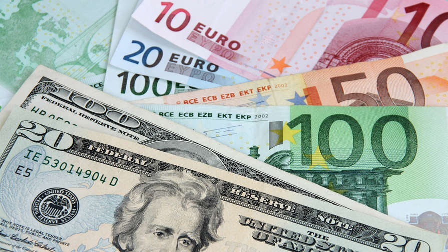 Центробанк продлил ограничение на снятие наличной валюты до 9 сентября 2023 года