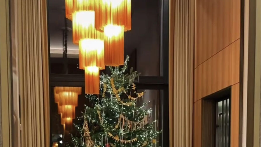 Журналистка Ксения Собчак опубликовала фото декора дома к Новому году