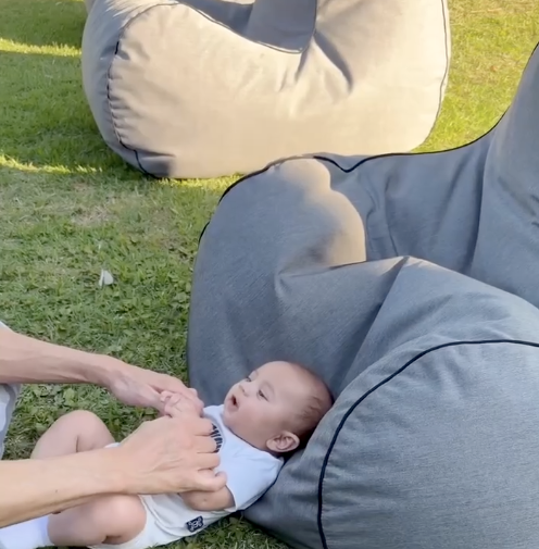 Певец Энрике Иглесиас выложил видео с младшим сыном от Курниковой