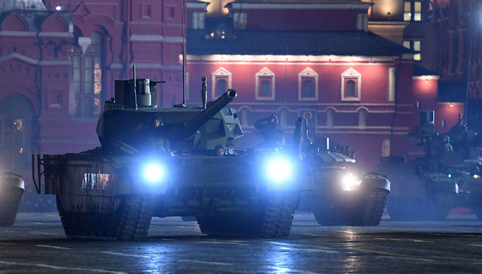 Танки Т-14 «Армата» на репетиции военного парада на Красной площади, посвященного 73-й...