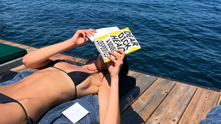 Модель Кайю Гербер в крошечном бикини заметили с возлюбленным Пуллманом