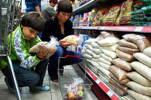 Для «нормальной жизни» российским семьям теперь нужно меньше денег