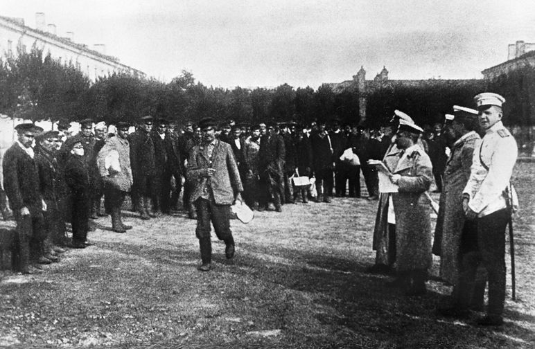 Запасные нижние чины собираются на Кадетском плацу