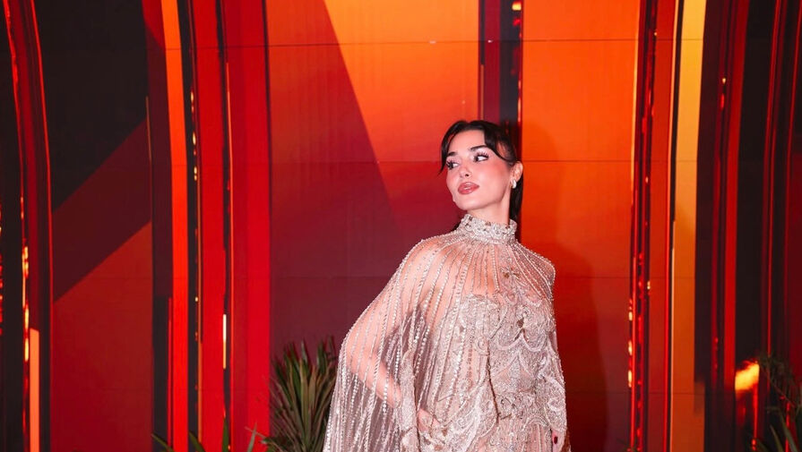 Актриса Ханде Эрчел вышла в свет в полупрозрачном платье в кристаллах