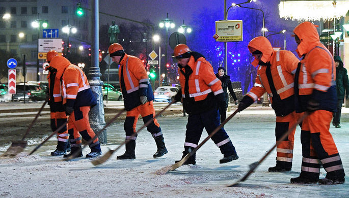 Сотрудники коммунальных служб убирают снег на улице Москвы