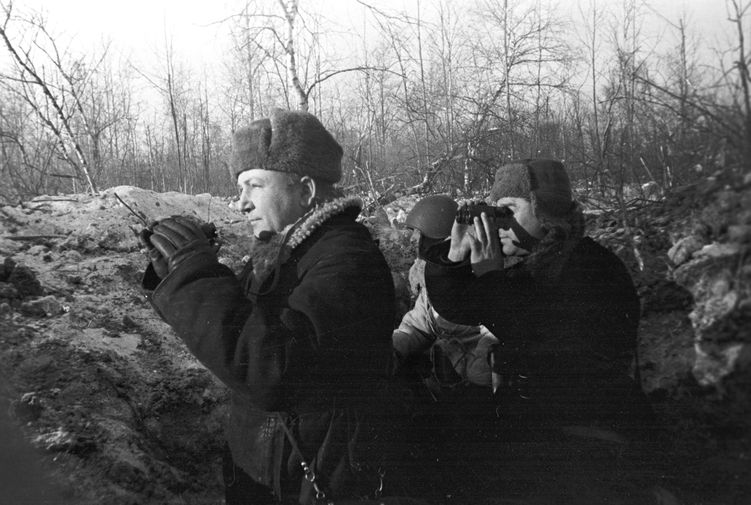 Начальник артиллерии Волховского фронта генерал-полковник Владимир Таранович (слева) и комиссар Чернышев наблюдают за огнем советской артиллерии. Волховский фронт.