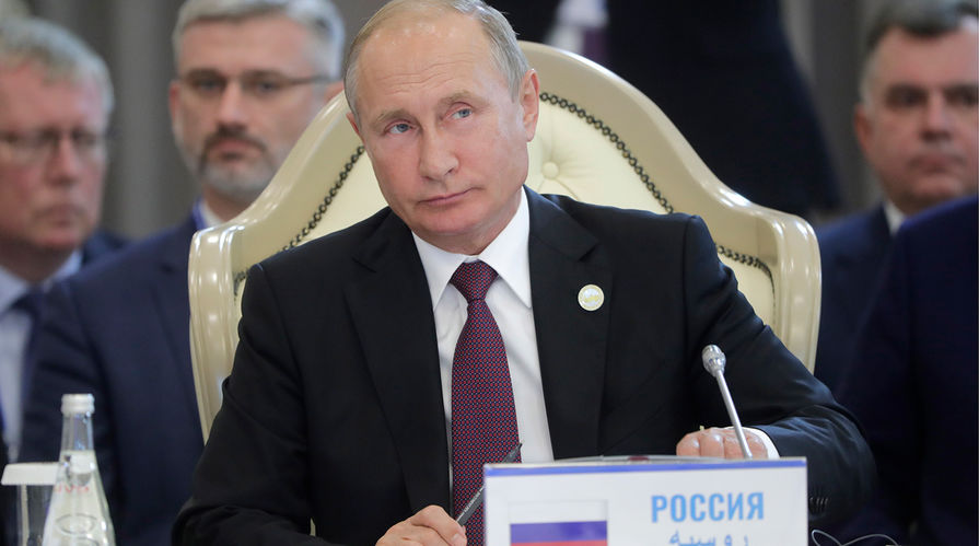 Президент России Владимир Путин на заседании глав государств-участников V Каспийского саммита во Дворце дружбы.