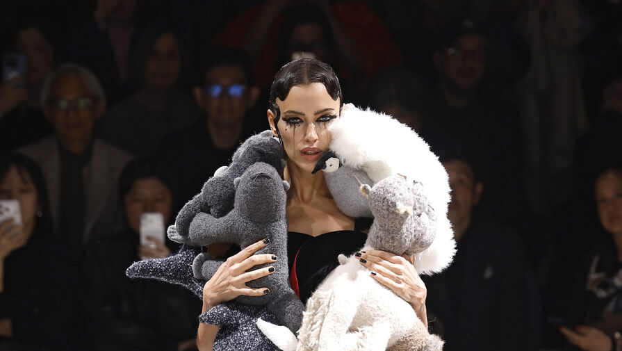 Модель Ирина Шейк с потекшим макияжем дефилировала на шоу в накидке из игрушек