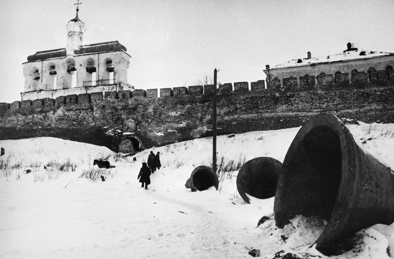 На территории Новгородского Кремля после освобождения от немецко-фашистских захватчиков
