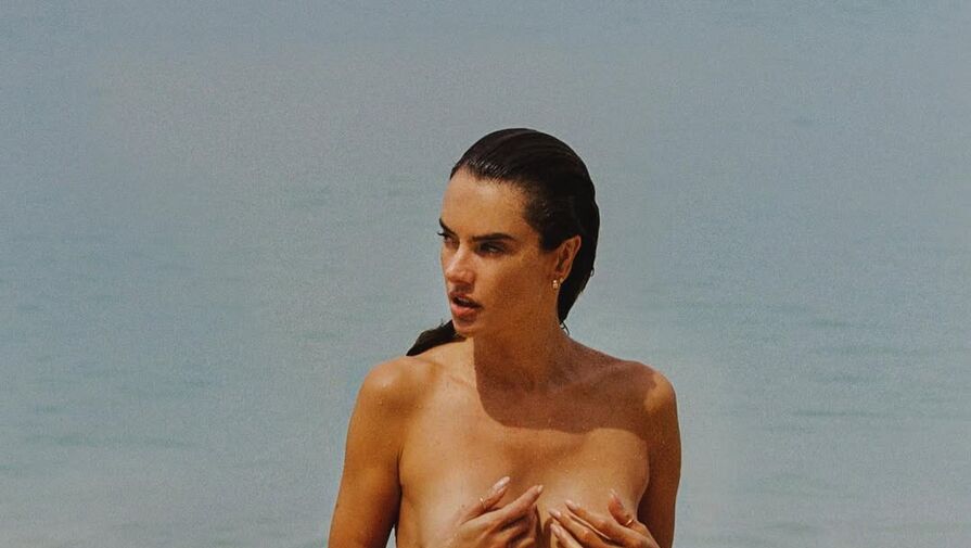 Модель Алессандра Амбросио снялась без лифа от купальника на пляже