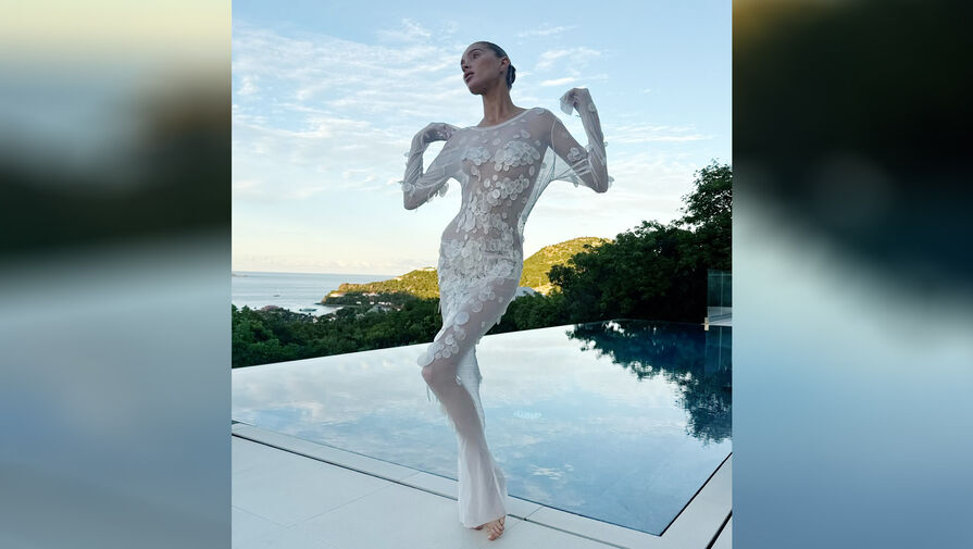 Модель Эльза Хоск в прозрачном платье без бюстгальтера снялась у бассейна