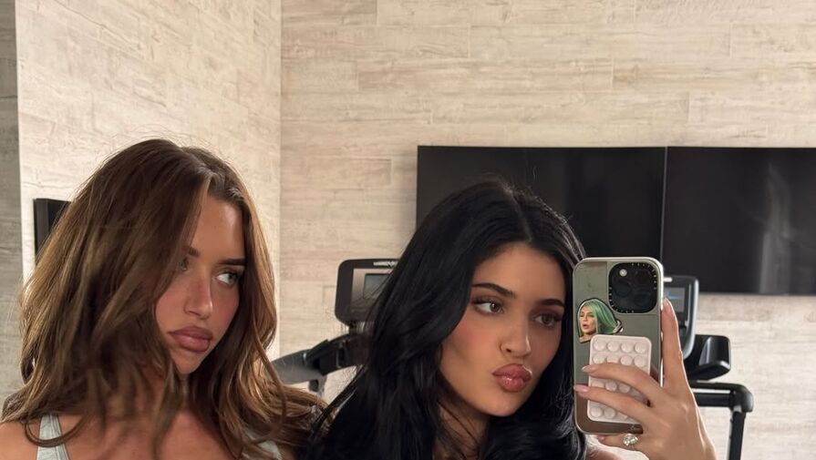 Блогерша Кайли Дженнер в укороченном топе и легинсах снялась на тренировке