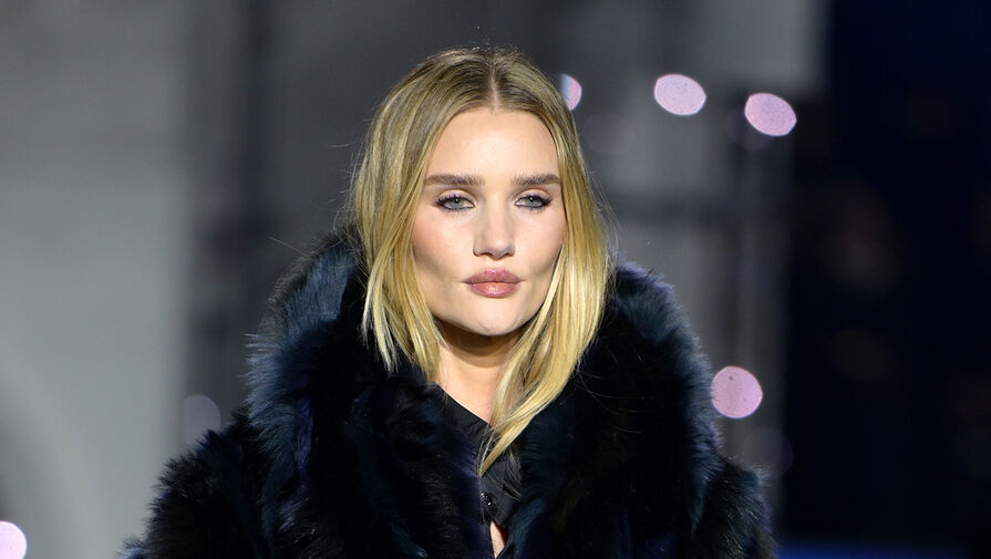 Модель Рози Хантингтон-Уайтли дефилировала на показе после критики из-за филеров