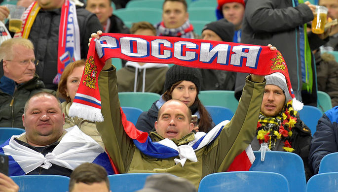 Болельщик сборной России перед товарищеским матчем со сборной Германии в Лейпциге, 15 ноября 2018...