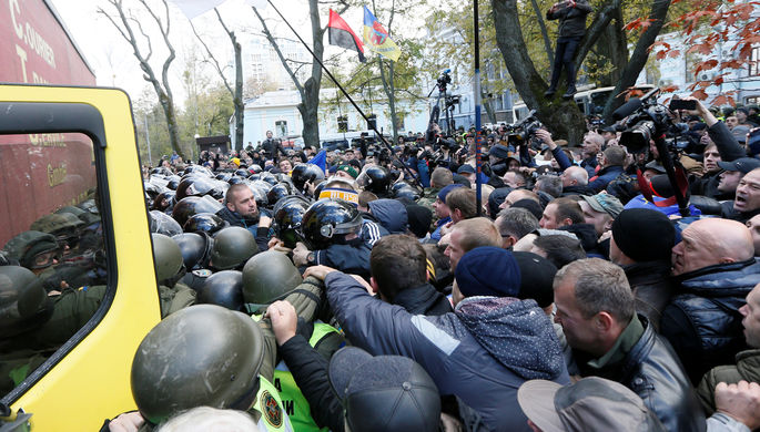 Столкновения между полицией и участниками протестного митинга перед зданием Верховной рады в центре...
