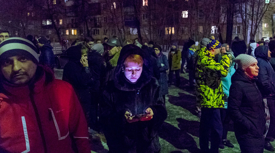 Во время ликвидации пожара в торгово-развлекательном центре "Зимняя вишня" на проспекте Ленина, Кемерово, 25 марта 2018 года