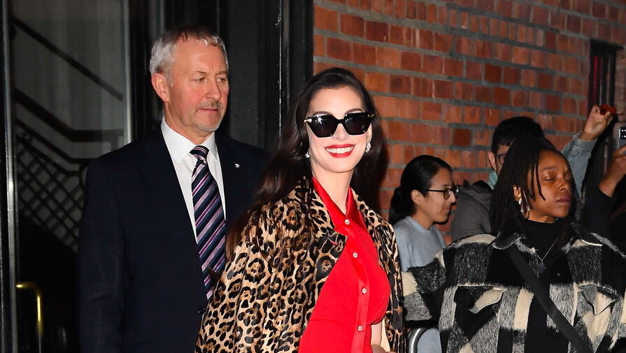 Актрису Энн Хэтэуэй засняли в облегающем платье и леопардовом пальто