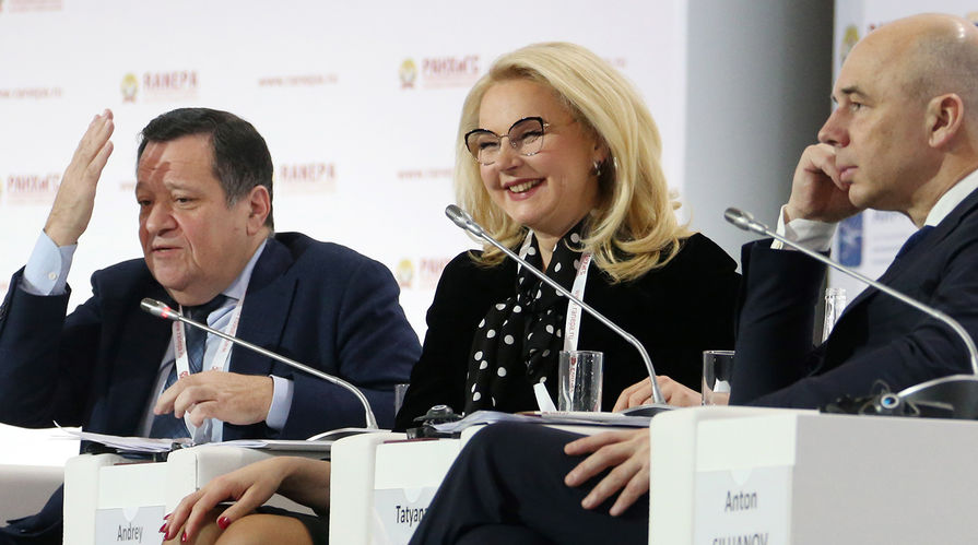 Председатель комитета Госдумы России по бюджету и налогам Андрей Макаров, председатель Счетной палаты Татьяна Голикова и глава Минфина Антон Силуанов на Гайдаровском форуме в Москве, 16 января 2018 года