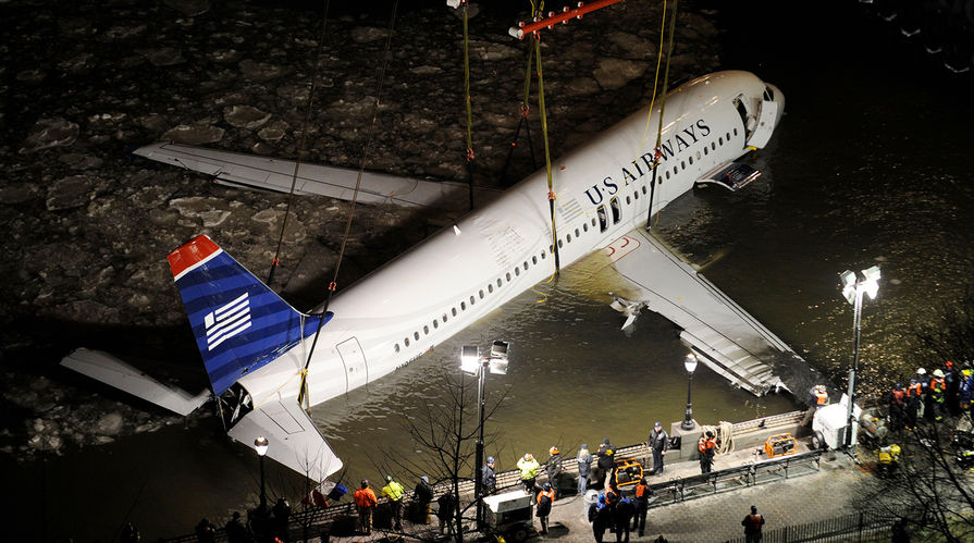 Лайнер Airbus A320 авиакомпании US Airways у набережной реки Гудзон в Нью-Йорке после аварийной посадки на воду, 17 января 2009 года