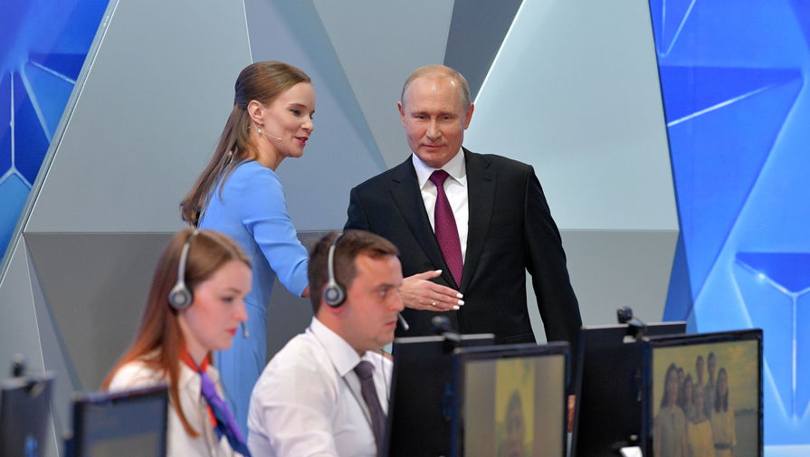 Президент России Владимир Путин во время ежегодной специальной программы "Прямая линия с Владимиром Путиным" в Гостином дворе, 20 июня 2019 года