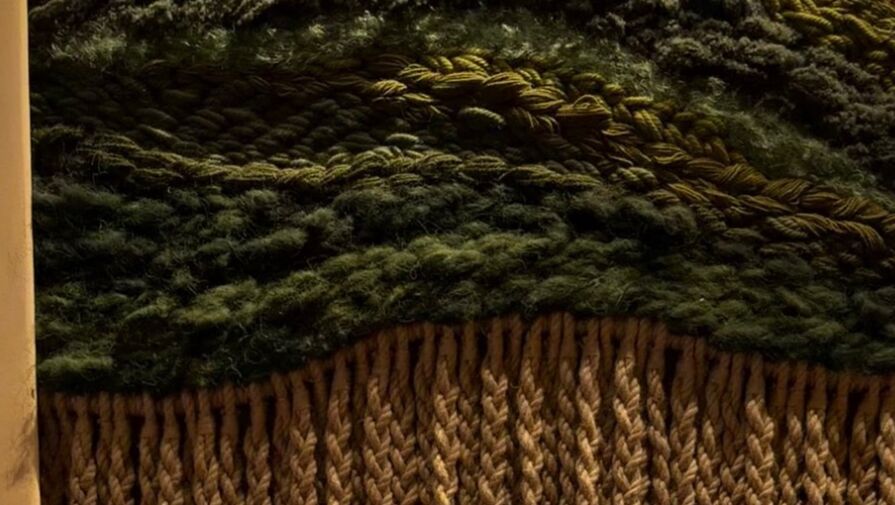 Модель Елена Перминова с рыжими волосами и бомбере снялась в Дубае