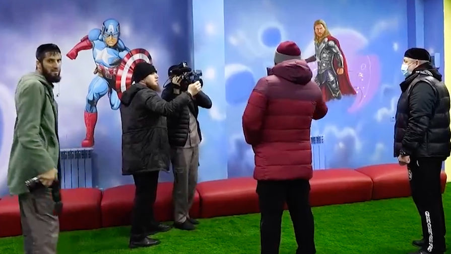 Изображения на стене детского игрового центра в Курчалое 17 ноябрямю