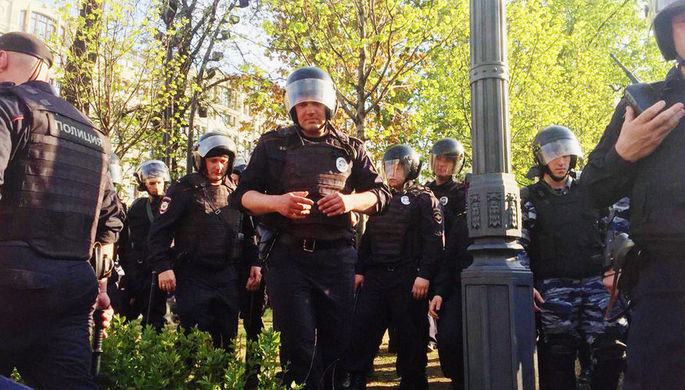 Во время несогласованной акции сторонников оппозиционного политика Алексея Навального в центре...