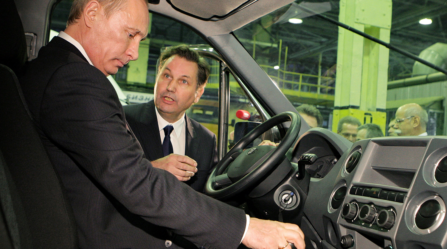 Путин в автосалоне