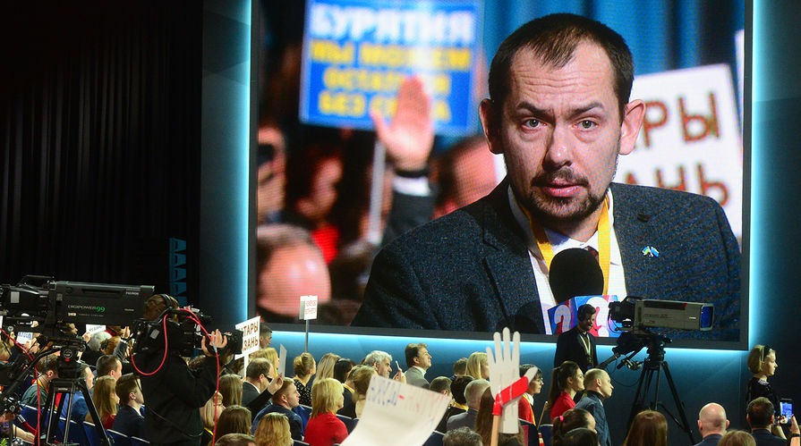 Журналист украинского агентства УНИАН Роман Цимбалюк во время ежегодной большой пресс-конференции президента России Владимира Путина в Москве, 20 декабря 2018 года