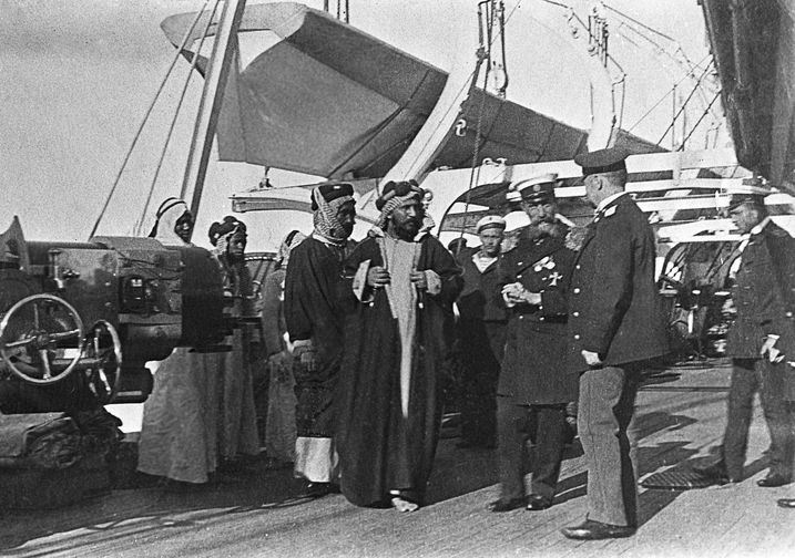 Приезд сына кувейтского шейха Мубарака на русский крейсер "Варяг". 1901 год.