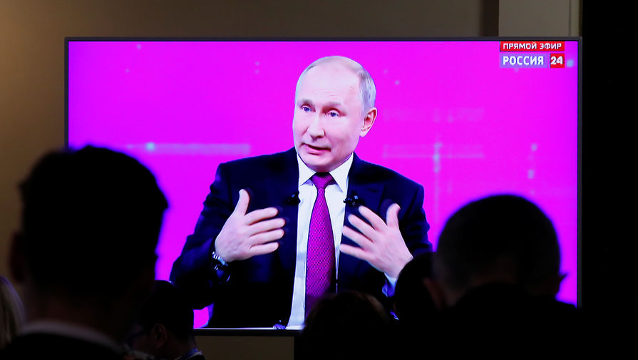 Во время ежегодной специальной программы "Прямая линия с Владимиром Путиным" в Гостином дворе, 20 июня 2019 года