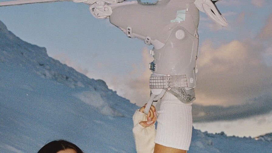 Модель Хейли Бибер в трусах легла в сугроб на горнолыжном курорте