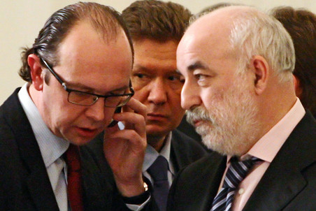 «Газпром» отказался от планов слияния с «Реновой» Виктора Вексельберга...