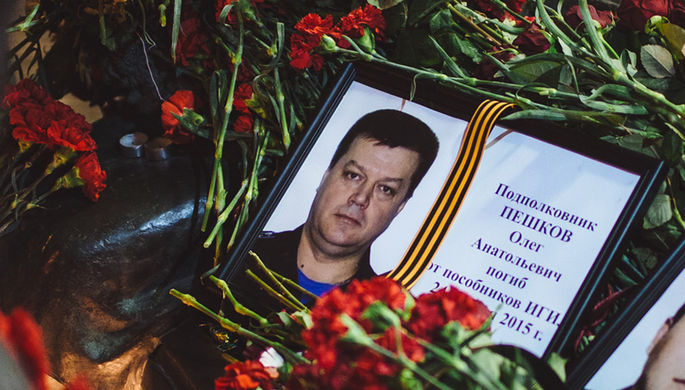Цветы у памятника офицерам, расположенного на Фрунзенской набережной в Москве