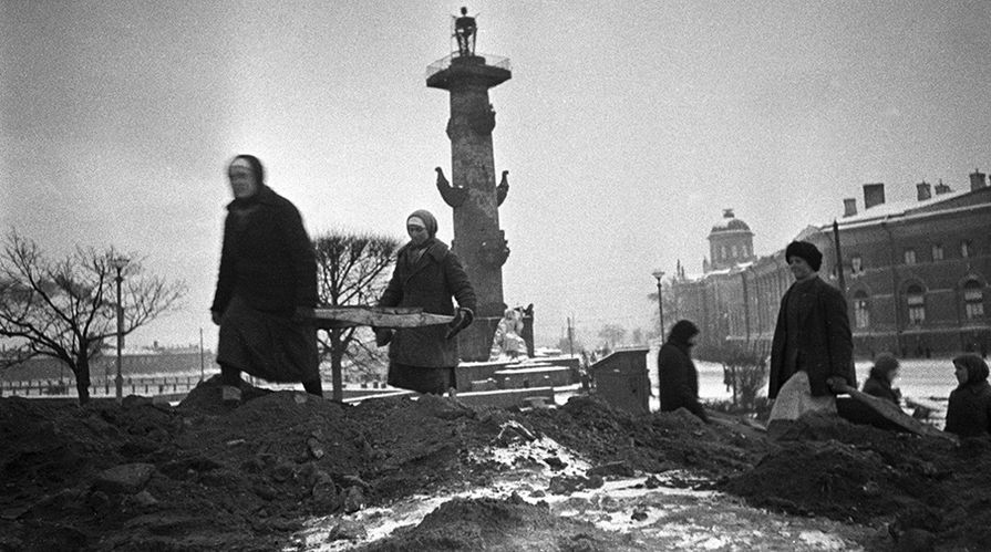 Гражданское население ведет строительство оборонительных сооружений на стрелке Васильевского острова в Ленинграде