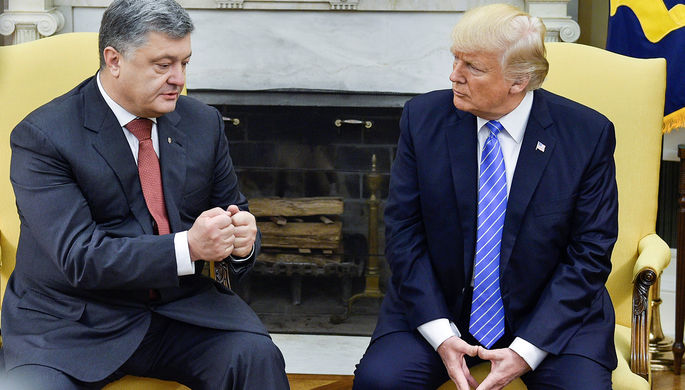 Президент Украины Петр Порошенко и президент США Дональд Трамп во время встречи в Белом доме в...