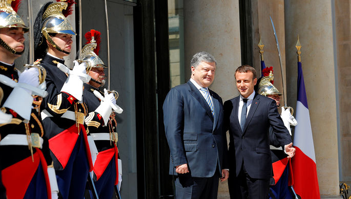 Президент Украины Петр Порошенко и глава Франции Эммануэль Макрон во время встречи в Париже, 26 июня...