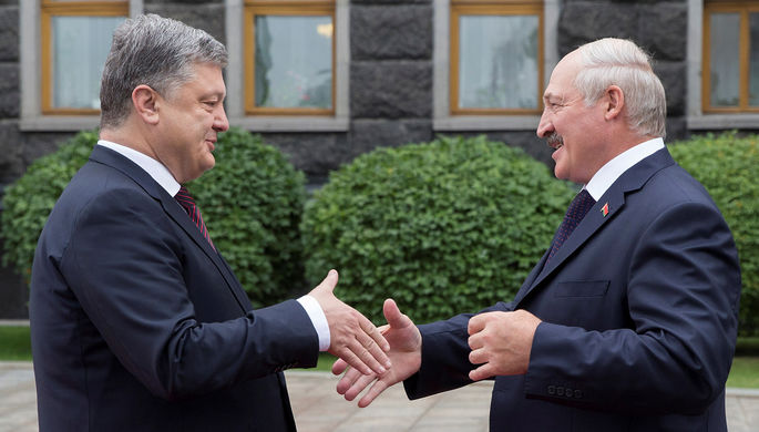 Президент Белоруссии Александр Лукашенко и президент Украины Петр Порошенко в Киеве, 21 июля 2017...