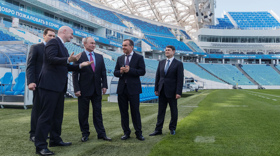 Президент FIFA Джанни Инфантино и президент России Владимир Путин во время посещения центра выдачи паспортов болельщиков ЧМ-2018 по футболу в Сочи, 3 мая 2018 года. На фото также помощник президента Игорь Левитин и губернатор Краснодарского края Вениамин Кондратьев