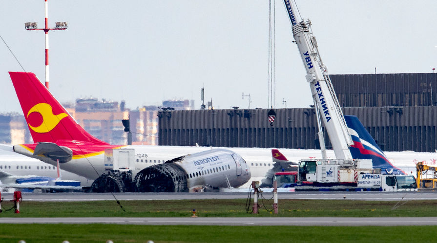 На месте крушения самолета Sukhoi Superjet 100, следовавшего рейсом "Аэрофлота" SU1492 из Москвы в Мурманск, в аэропорту Шереметьево, 6 мая 2019 года