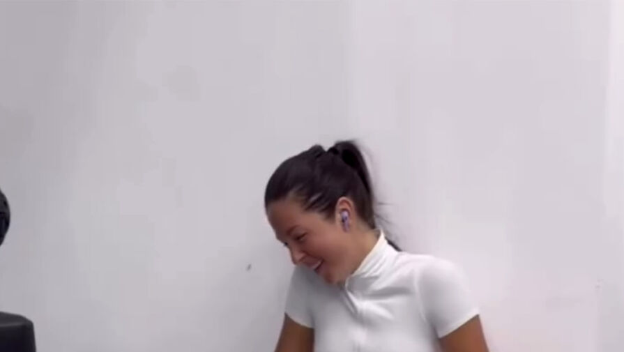 Певица Нюша в теннисной юбке и топе снялась на тренировке