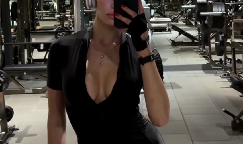 Модель Валентина Иванова снялась в комбинезоне с глубоким декольте