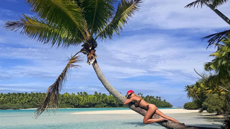 Певица Рита Ора снялась в бикини на пальме