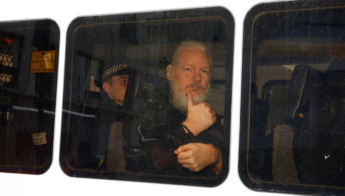 Основатель WikiLeaks Джулиан Ассанж в полицейском автомобиле после ареста в посольстве Эквадора в...