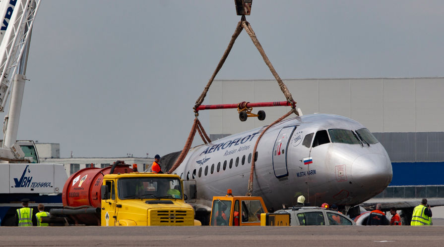 На месте крушения самолета Sukhoi Superjet 100, следовавшего рейсом "Аэрофлота" SU1492 из Москвы в Мурманск, в аэропорту Шереметьево, 6 мая 2019 года