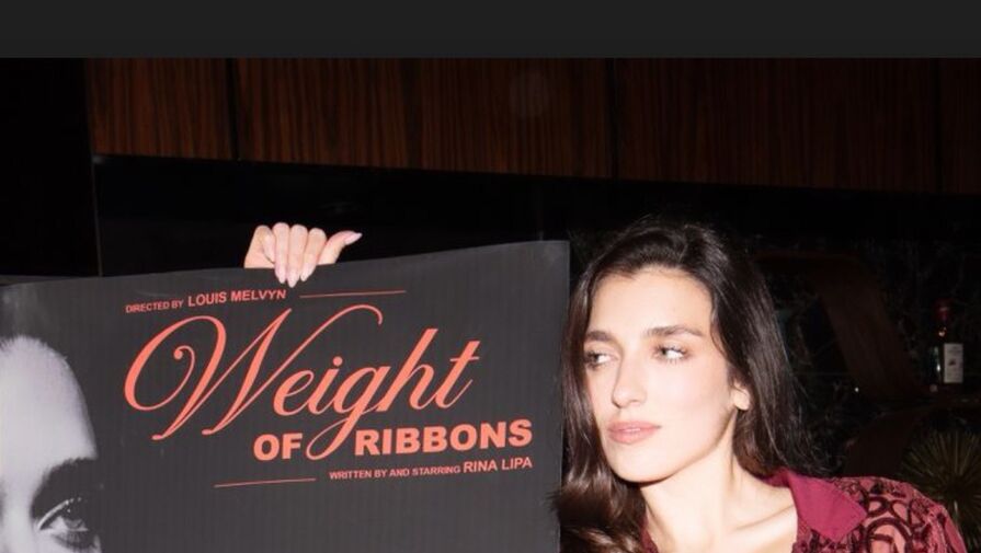 Сестра певицы Дуа Липы появилась на публике в полупрозрачном платье